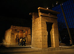 250px-Temple_of_Dendur-_night